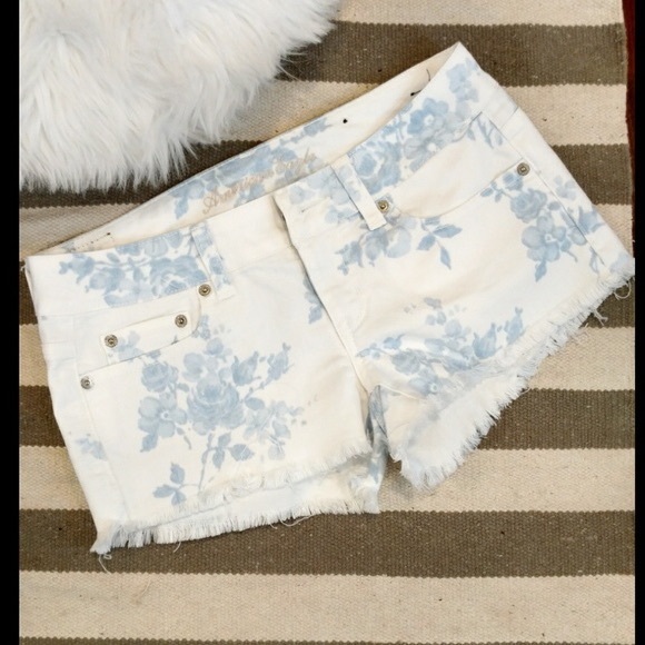 American Eagle Outfitters Pants - ☀️SALE☀️ American Eagle Floral Jean Shorts EUC